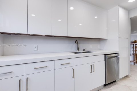 Снять в аренду таунхаус в Норт-Майами-Бич, Флорида 2 спальни, 176.33м2, № 1991594 - фото 23