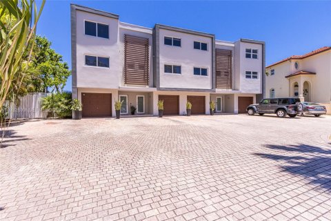 Снять в аренду таунхаус в Норт-Майами-Бич, Флорида 2 спальни, 176.33м2, № 1991594 - фото 4