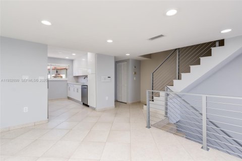 Снять в аренду таунхаус в Норт-Майами-Бич, Флорида 2 спальни, 176.33м2, № 1991594 - фото 17