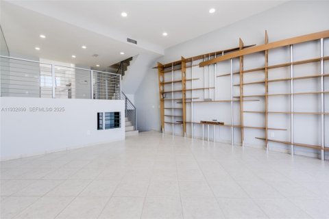 Снять в аренду таунхаус в Норт-Майами-Бич, Флорида 2 спальни, 176.33м2, № 1991594 - фото 13