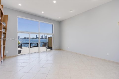 Снять в аренду таунхаус в Норт-Майами-Бич, Флорида 2 спальни, 176.33м2, № 1991594 - фото 11