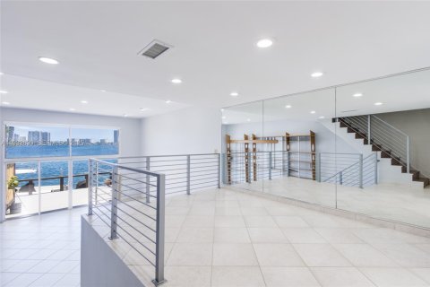 Снять в аренду таунхаус в Норт-Майами-Бич, Флорида 2 спальни, 176.33м2, № 1991594 - фото 20