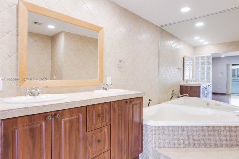 Снять в аренду таунхаус в Норт-Майами-Бич, Флорида 2 спальни, 176.33м2, № 1991594 - фото 30