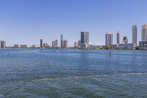 Снять в аренду таунхаус в Норт-Майами-Бич, Флорида 2 спальни, 176.33м2, № 1991594 - фото 6