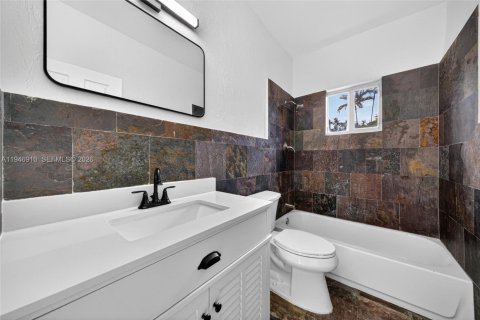 House in Miami, Florida 4 bedrooms, 156.82 sq.m. № 2003078 - photo 29