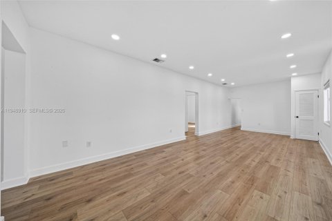 House in Miami, Florida 4 bedrooms, 156.82 sq.m. № 2003078 - photo 16