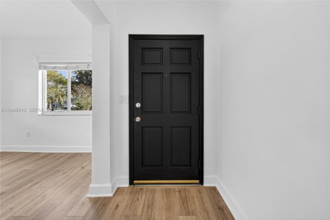 House in Miami, Florida 4 bedrooms, 156.82 sq.m. № 2003078 - photo 13