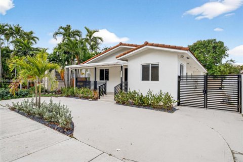 House in Miami, Florida 4 bedrooms, 156.82 sq.m. № 2003078 - photo 7