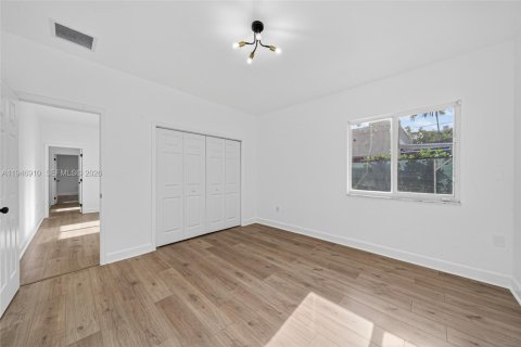 House in Miami, Florida 4 bedrooms, 156.82 sq.m. № 2003078 - photo 28