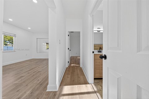 House in Miami, Florida 4 bedrooms, 156.82 sq.m. № 2003078 - photo 19