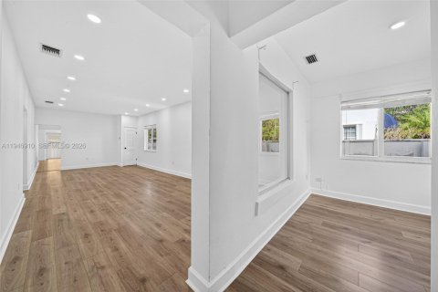 House in Miami, Florida 4 bedrooms, 156.82 sq.m. № 2003078 - photo 11