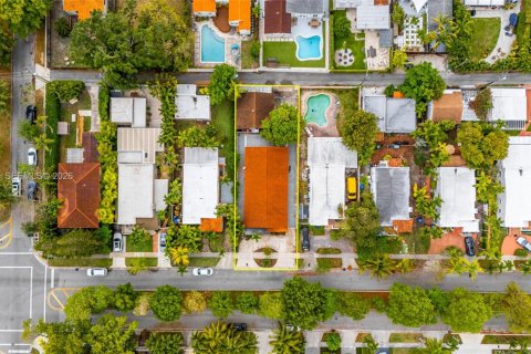House in Miami, Florida 4 bedrooms, 156.82 sq.m. № 2003078