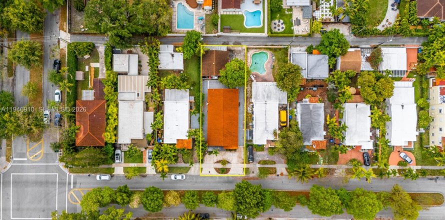 House in Miami, Florida 4 bedrooms, 156.82 sq.m. № 2003078