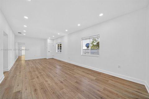 House in Miami, Florida 4 bedrooms, 156.82 sq.m. № 2003078 - photo 14