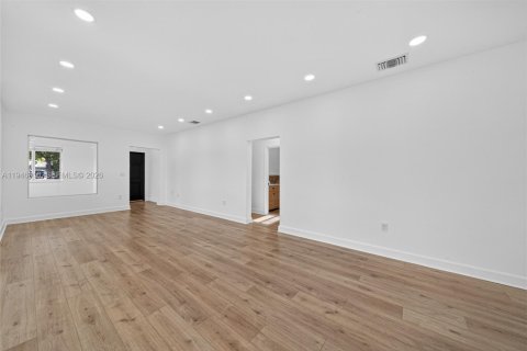 House in Miami, Florida 4 bedrooms, 156.82 sq.m. № 2003078 - photo 17