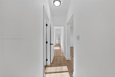 House in Miami, Florida 4 bedrooms, 156.82 sq.m. № 2003078 - photo 23