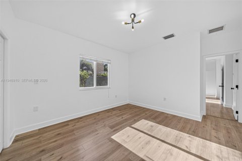 House in Miami, Florida 4 bedrooms, 156.82 sq.m. № 2003078 - photo 26