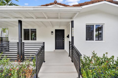 House in Miami, Florida 4 bedrooms, 156.82 sq.m. № 2003078 - photo 9