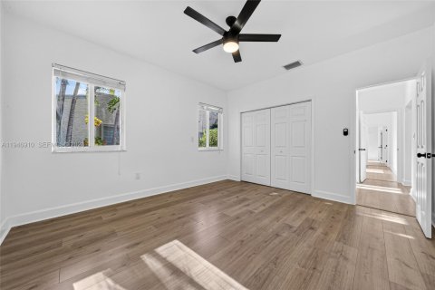 House in Miami, Florida 4 bedrooms, 156.82 sq.m. № 2003078 - photo 24