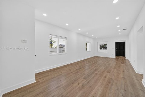 House in Miami, Florida 4 bedrooms, 156.82 sq.m. № 2003078 - photo 18