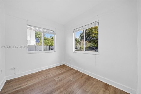 House in Miami, Florida 4 bedrooms, 156.82 sq.m. № 2003078 - photo 12