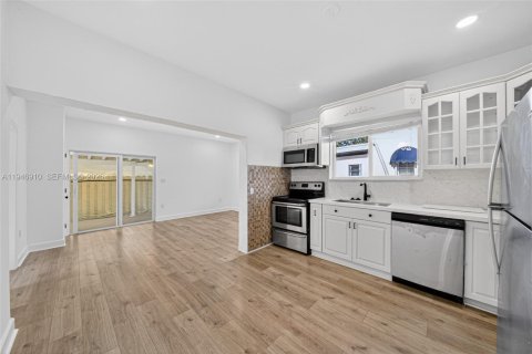 House in Miami, Florida 4 bedrooms, 156.82 sq.m. № 2003078 - photo 30