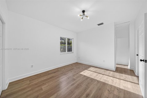 House in Miami, Florida 4 bedrooms, 156.82 sq.m. № 2003078 - photo 27