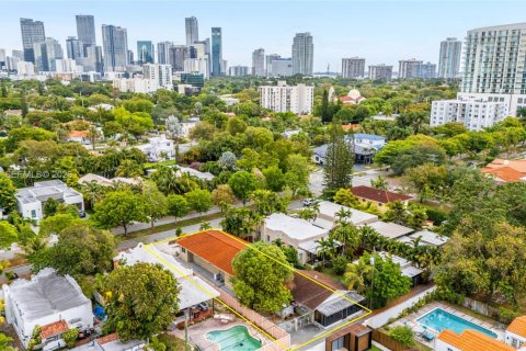 House in Miami, Florida 4 bedrooms, 156.82 sq.m. № 2003078 - photo 5