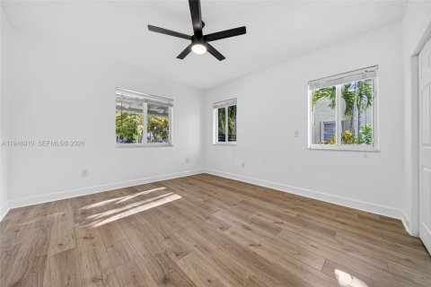 House in Miami, Florida 4 bedrooms, 156.82 sq.m. № 2003078 - photo 21
