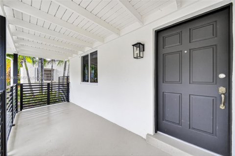 House in Miami, Florida 4 bedrooms, 156.82 sq.m. № 2003078 - photo 10