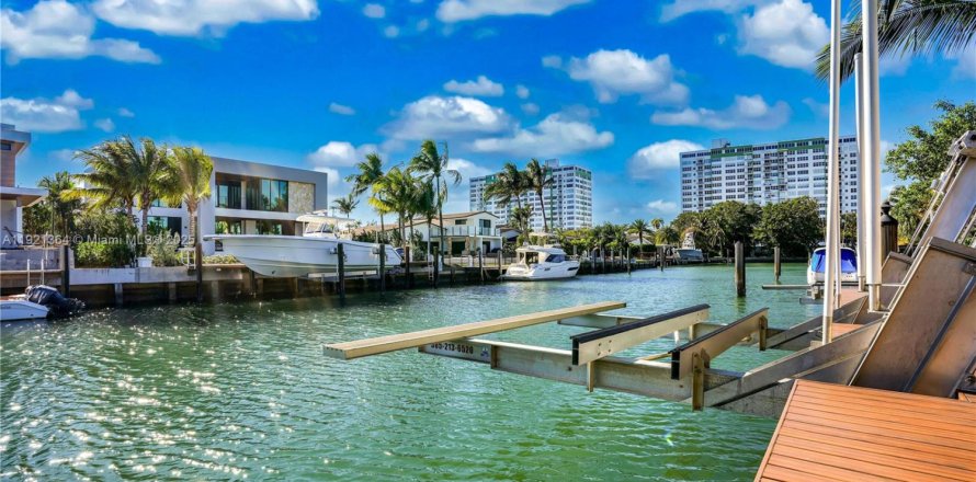 Casa en North Miami, Florida 3 dormitorios, 213.21 m2 № 1975744