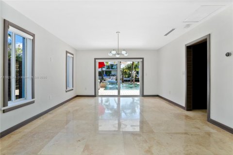 Casa en venta en North Miami, Florida, 3 dormitorios, 213.21 m2 № 1975744 - foto 17