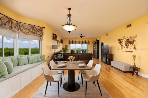 Condo in Saint Petersburg, Florida, 3 bedrooms  № 1911904 - photo 16