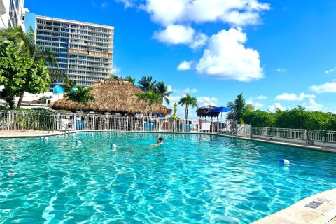 Condo in Fort Lauderdale, Florida, 2 bedrooms  № 1993198 - photo 23
