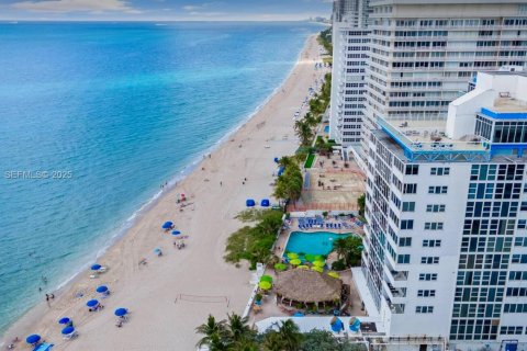 Condo in Fort Lauderdale, Florida, 2 bedrooms  № 1993198 - photo 13