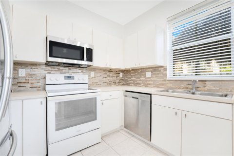 Touwnhouse à louer à Homestead, Floride: 3 chambres, 155.98 m2 № 2063075 - photo 9