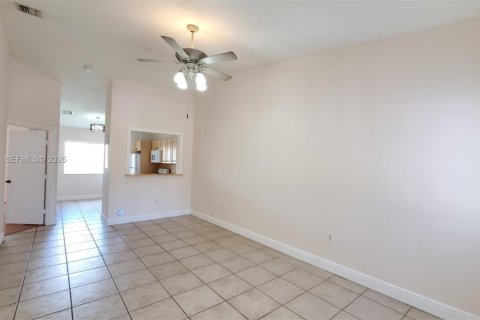 Condominio en alquiler en Pembroke Pines, Florida, 2 dormitorios, 90.12 m2 № 2008160 - foto 3