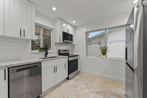 House in Fort Lauderdale, Florida 4 bedrooms, 155.33 sq.m. № 2048694 - photo 14