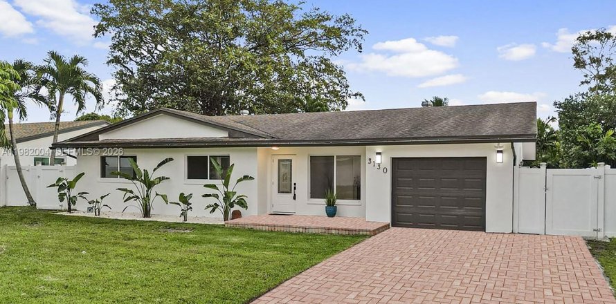 House in Fort Lauderdale, Florida 4 bedrooms, 155.33 sq.m. № 2048694