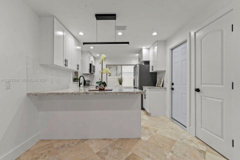 House in Fort Lauderdale, Florida 4 bedrooms, 155.33 sq.m. № 2048694 - photo 16