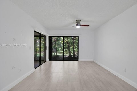 House in Hypoluxo, Florida 2 bedrooms, 146.88 sq.m. № 1985879 - photo 16