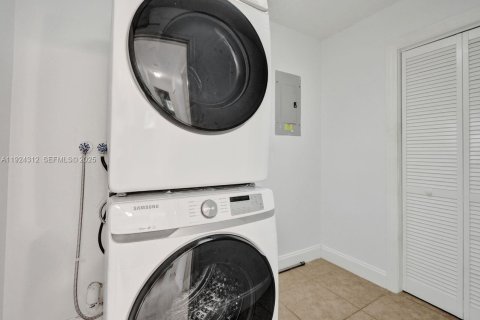 House in Hypoluxo, Florida 2 bedrooms, 146.88 sq.m. № 1985879 - photo 24