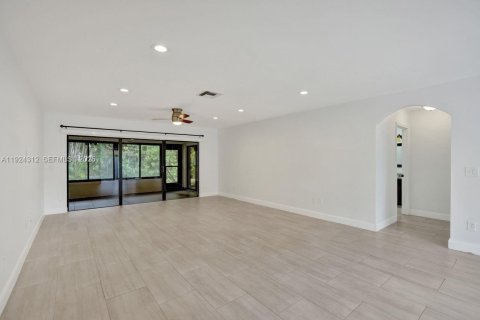 House in Hypoluxo, Florida 2 bedrooms, 146.88 sq.m. № 1985879 - photo 15