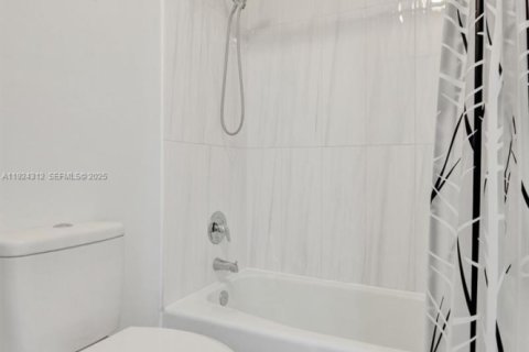 House in Hypoluxo, Florida 2 bedrooms, 146.88 sq.m. № 1985879 - photo 21