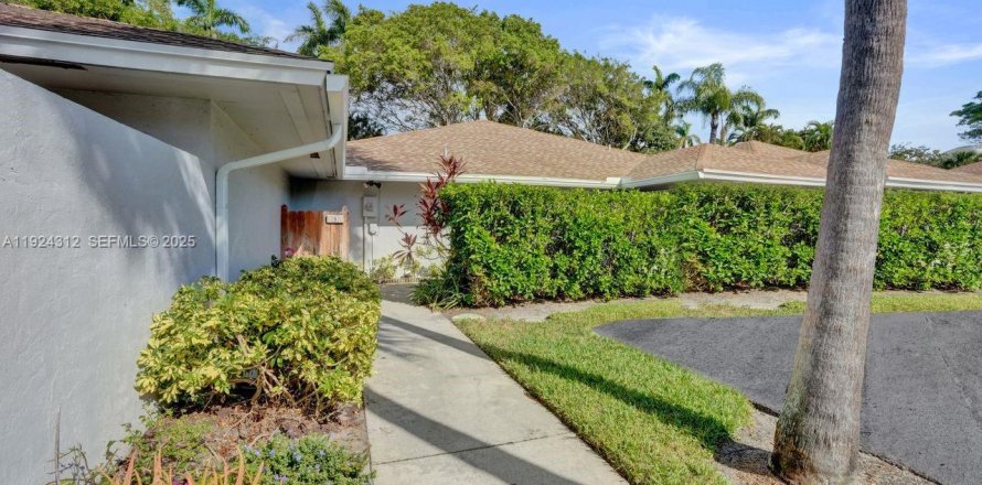 House in Hypoluxo, Florida 2 bedrooms, 146.88 sq.m. № 1985879