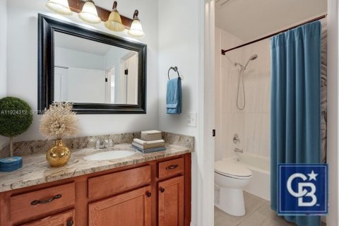 House in Hypoluxo, Florida 2 bedrooms, 146.88 sq.m. № 1985879 - photo 10