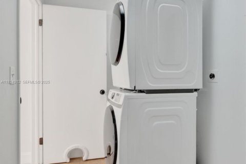 House in Hypoluxo, Florida 2 bedrooms, 146.88 sq.m. № 1985879 - photo 23