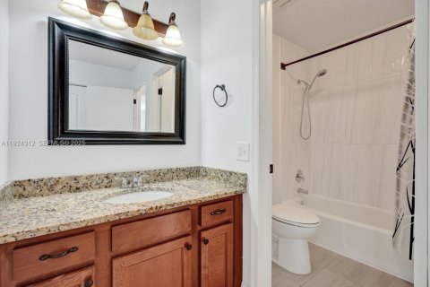 House in Hypoluxo, Florida 2 bedrooms, 146.88 sq.m. № 1985879 - photo 19