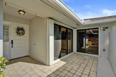 House in Hypoluxo, Florida 2 bedrooms, 146.88 sq.m. № 1985879 - photo 3