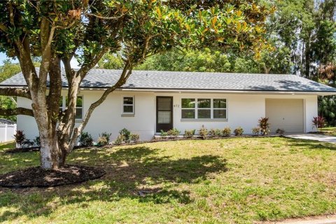 House in Clermont, Florida 3 bedrooms, 139.17 sq.m. № 1884703 - photo 2